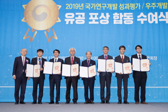 20일 정부세종컨벤션센터에서 열린 '2019년 국가연구개발 성과평가 및 우주개발 유공 포상 합동 수여식'에서 최기영 과기정통부 장관(왼쪽 첫번째)이 수상자들과 함께 기념촬영을 하고 있다.  과기정통부 제공